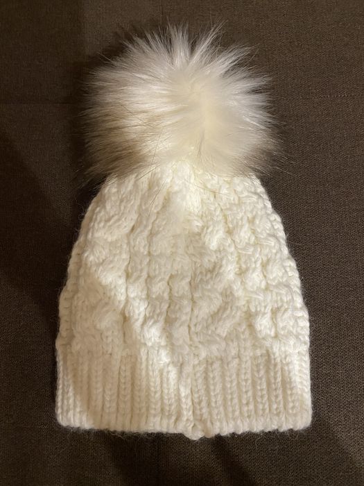 Зимна бяла шапка