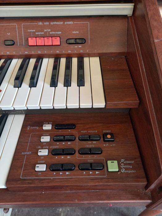 Vând orga pcm sound 33 E