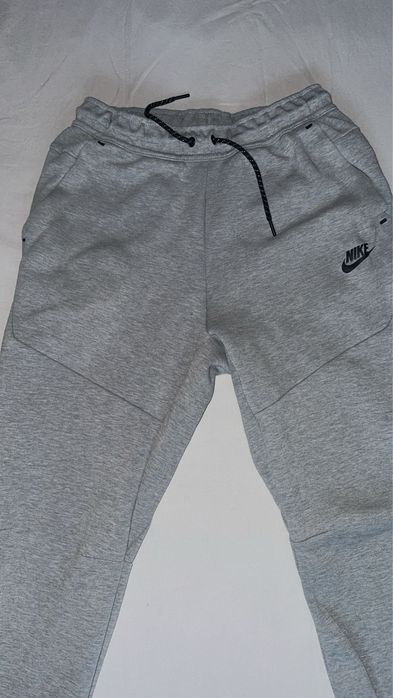 Pantaloni Nike tech