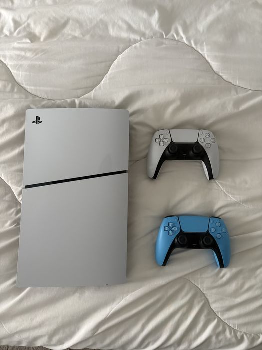 Vand PS5 Digital Edition cu 2 controllere + stander
