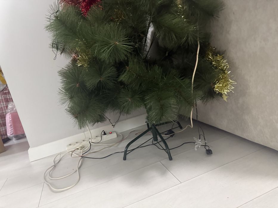 Елка с игрушками и гирляндами