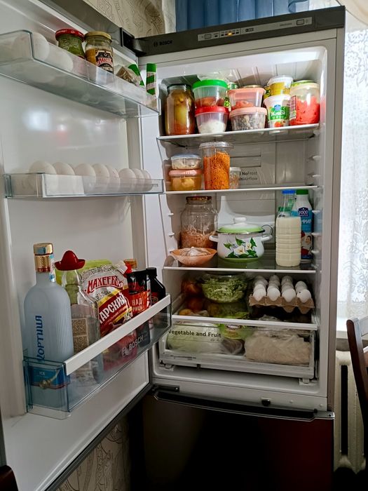 ХОЛОДИЛЬНИК с морозильной камерой "BOSCH"