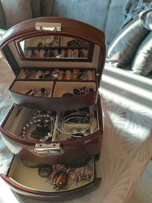 Кожена кутия за бижута