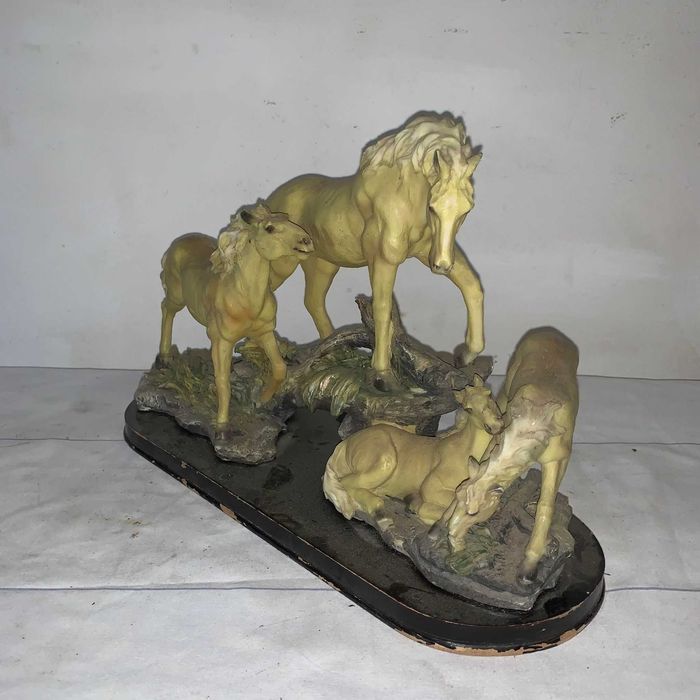 Decor caluti asezat pe suport de lemn