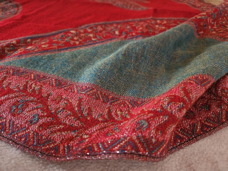 Голям, ефектен шал