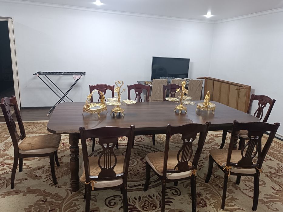 Стол 1 шт. Стуля 8 шт. 2.5 метр.