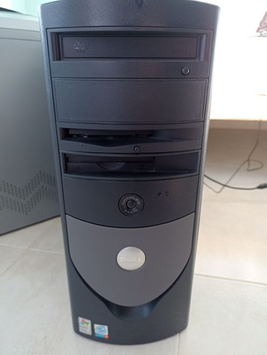 Настолен компютър с монитор  DELL