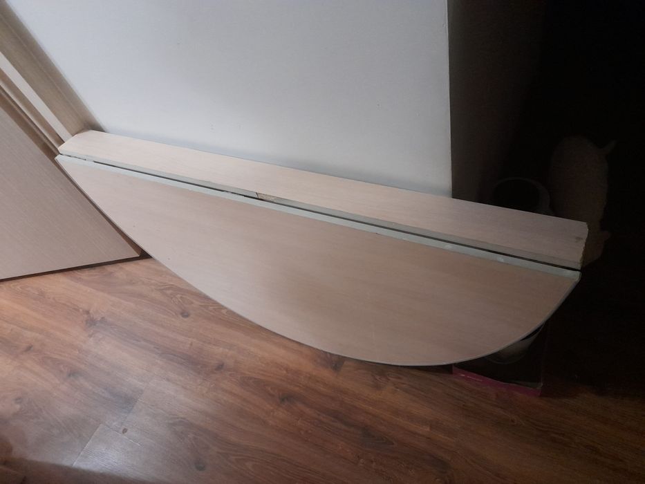 Продаётся круглый стол