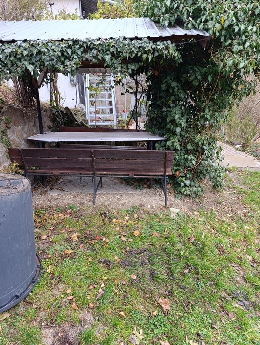 Casa de vanzare cu pivnita.