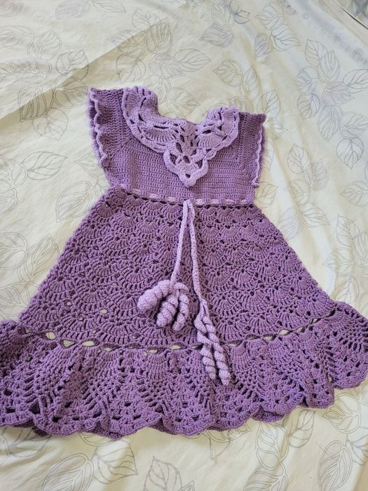 Платье вязанное на девочку