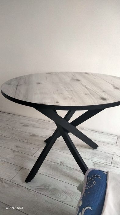 Круглый кухонный стол.