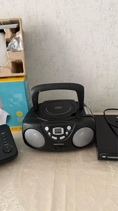 DVD , мини музыкальный центр wifi роутер, телефон.