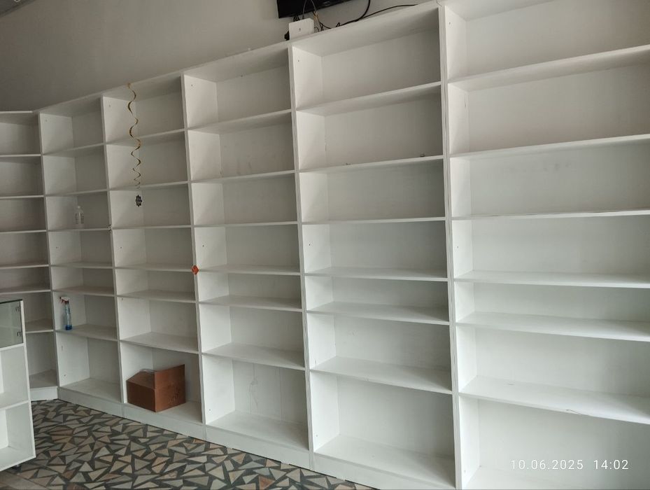 Do'kon uchun mebel tayyor yarim narxida. Sro'chna sotiladi. Foydalani