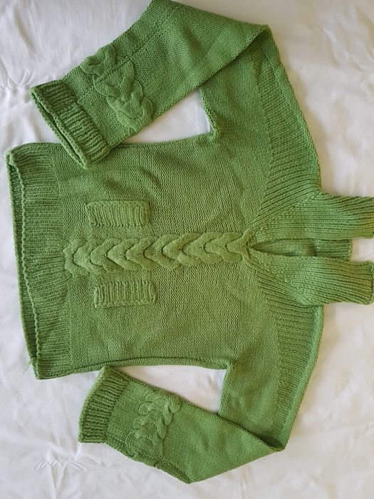 Продавам дамски ръчно плетен зелен пуловер