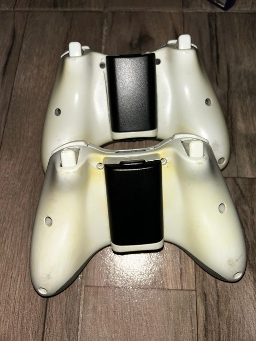 Consola xbox 360 (3 jocuri,si încărcător pentru baterie speed link)