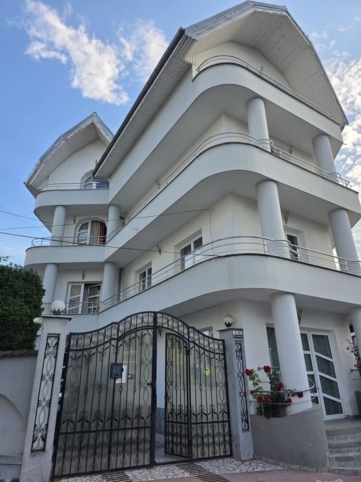 Vilă de închiriat