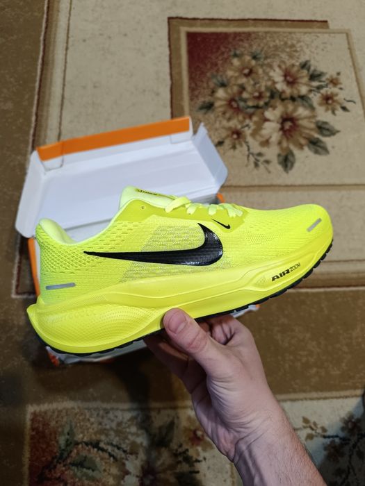 Кроссовки Nike чёрные и зелёные