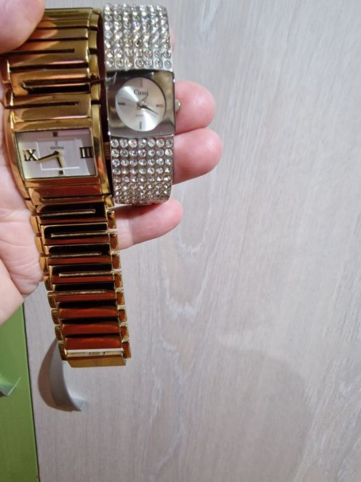 Ceasuri de mana puțin purtate.