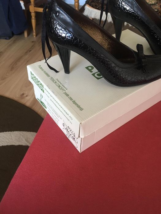 Pantofi negri cu toc lacuiti