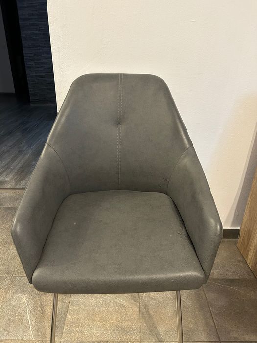Set mobilier format din patru piese: cuier, masuta de cafea, masa de bucatarie si coltar