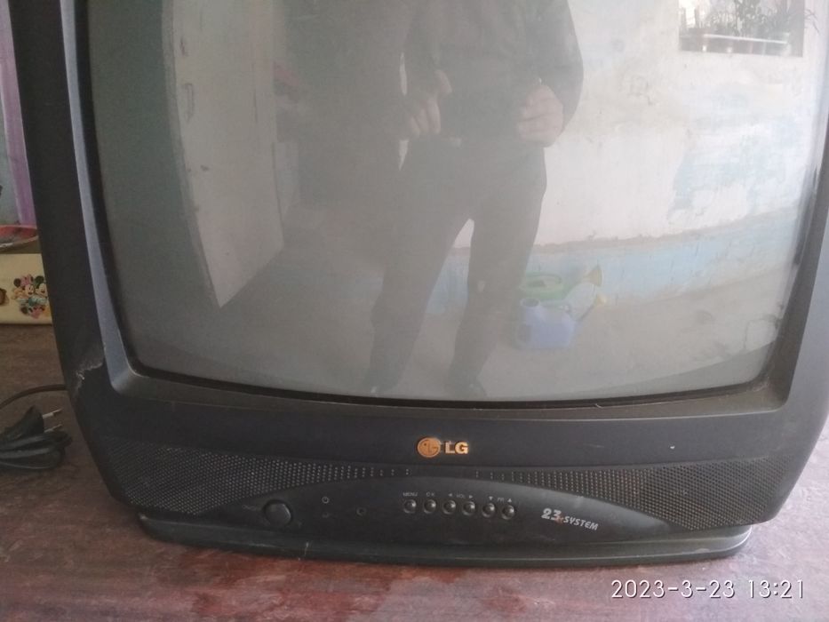 Телевизор LG в идеальном состоянии.