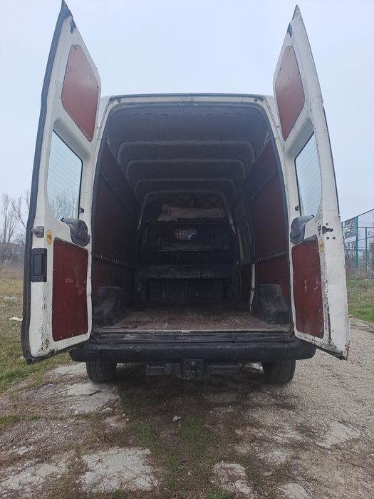 **Dubă Ford Transit**