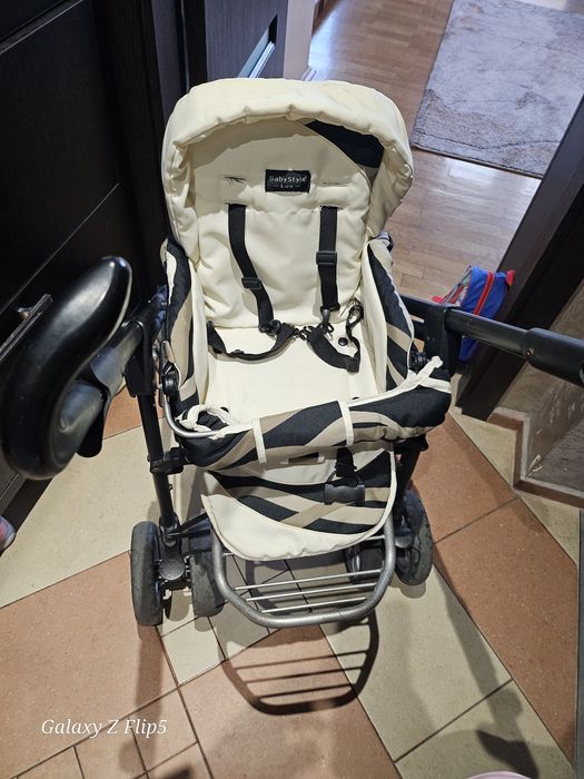 Комбинирана количка с нормални следи от употреба