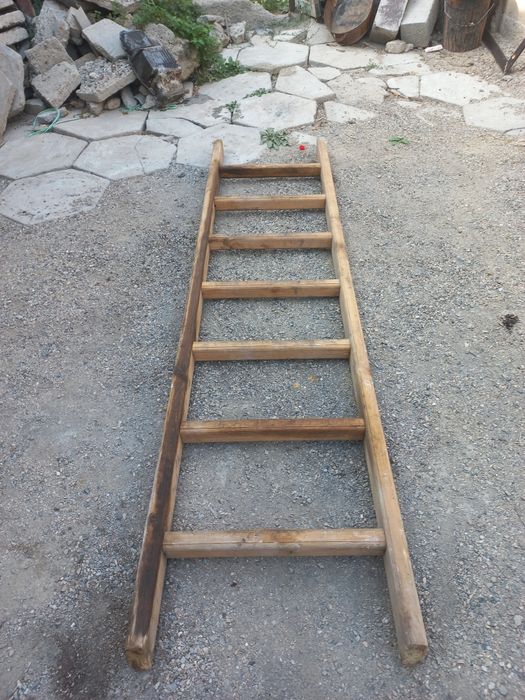 Лестница деревянная