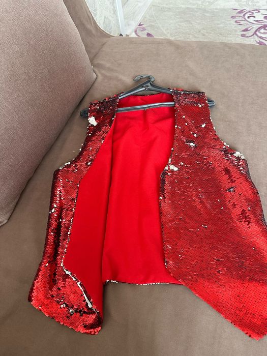 Красный жакет красный