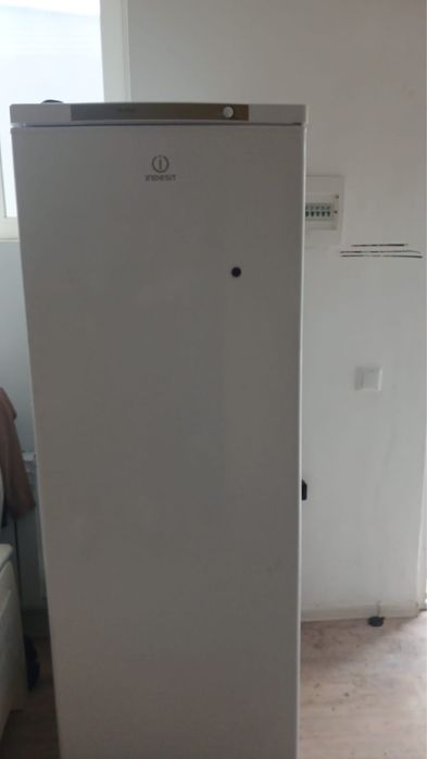 Продам морозильник Indesit