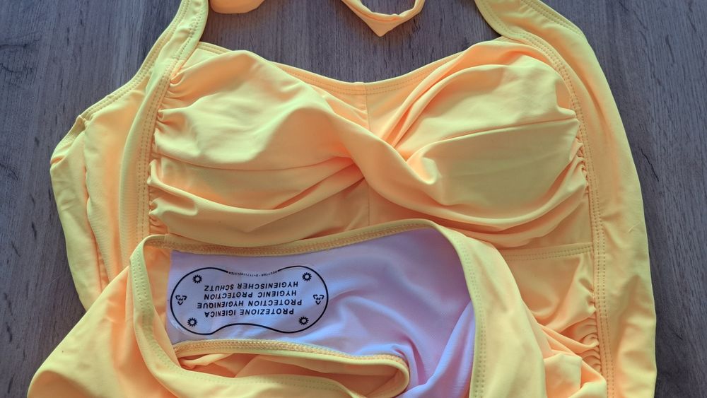 Подарявам нов цял жълт бански костюм