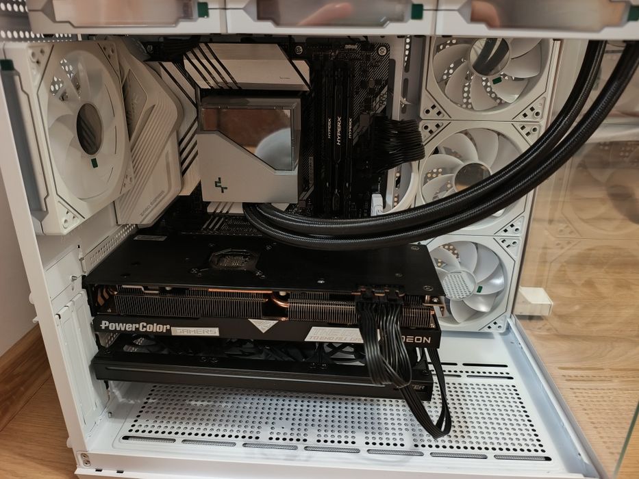 Vând PC Gaming Intel I7 10700K+RX 7700 XT 12gb