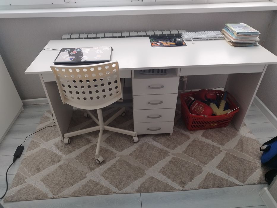 Учебный стол и кресла