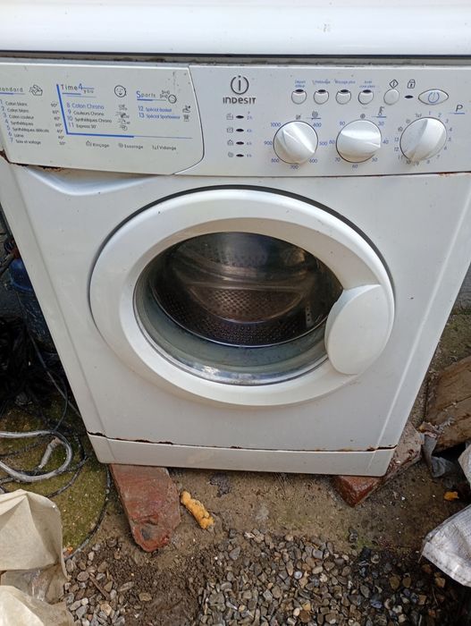 Mașină de spălat Indesit de piese cuva blocată merge facuta preț 300lei fix nu schimb campina