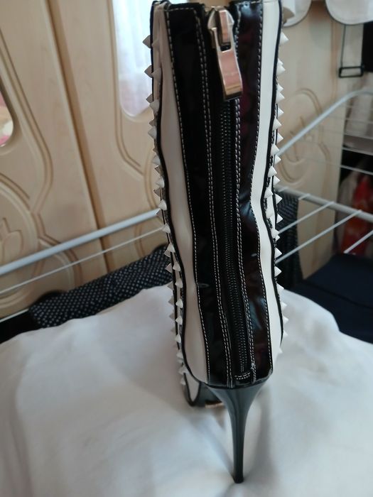 Botine lungi ,toc înalt de 12 cm  Urgent