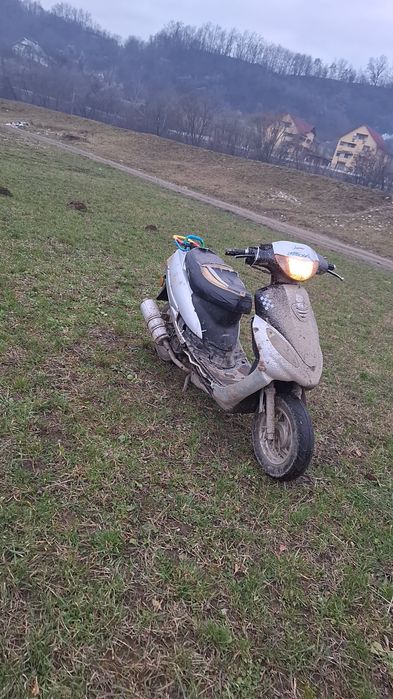 Vând 2 scutere fără defecțiuni