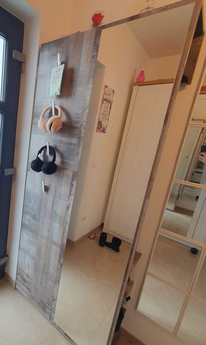 Dulap de pus la ușă