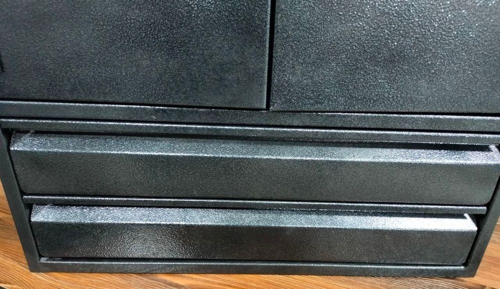 Настенный шкаф металлический для инструментов