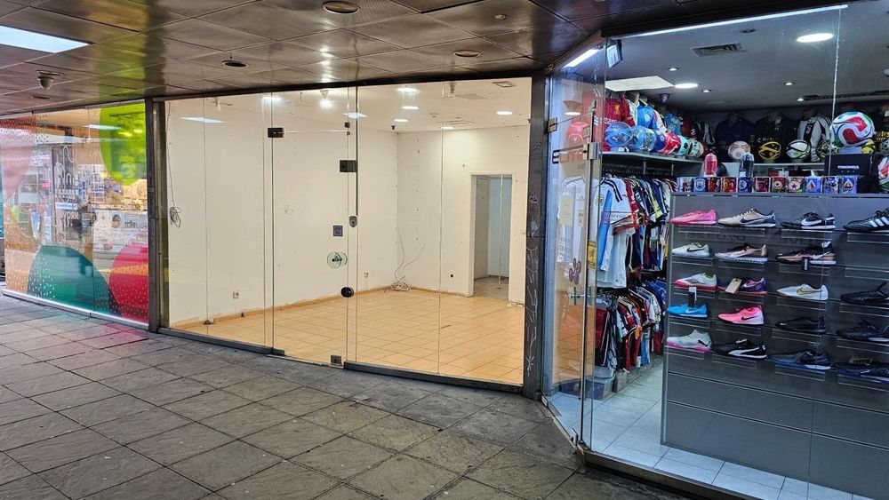 Магазин в подлеза на НДК – 28 кв.м, силен поток, 550€