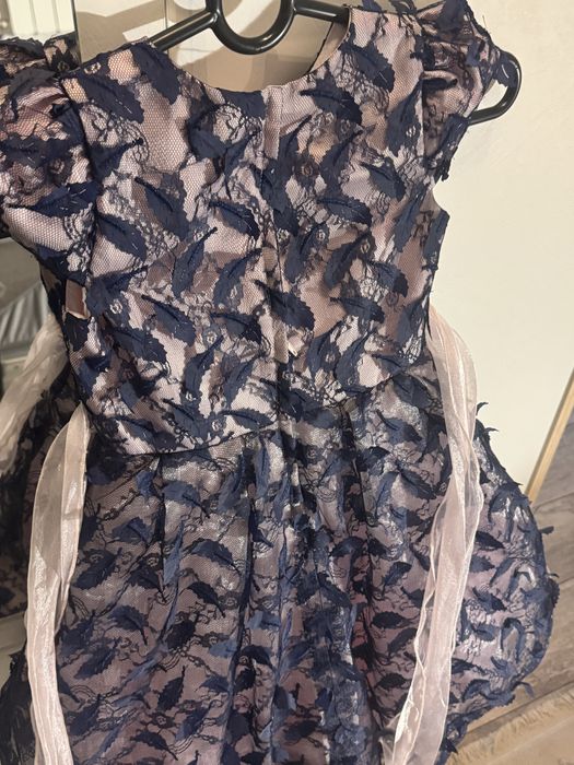 Продам нарядное платье на девочку 110-120 р