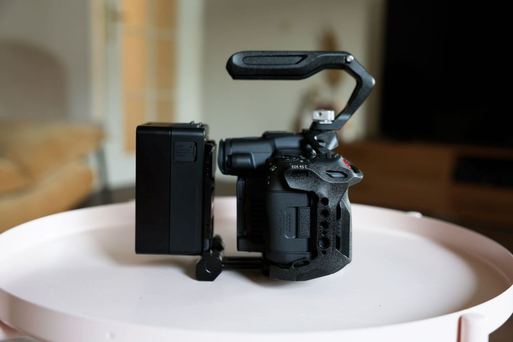 Камера Canon EOS R5 C пълен комплект със Smallrig cage, V-Mount Battery Kit,SanDisk Extreme Pro CFexpress 512GB