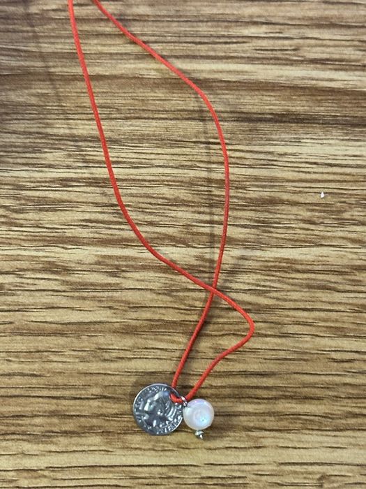 Прекрасна червена гривна ьа защита със сребърна иконка и перла