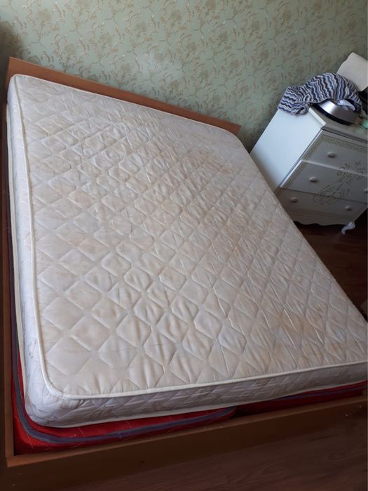 Двуспальная кровать