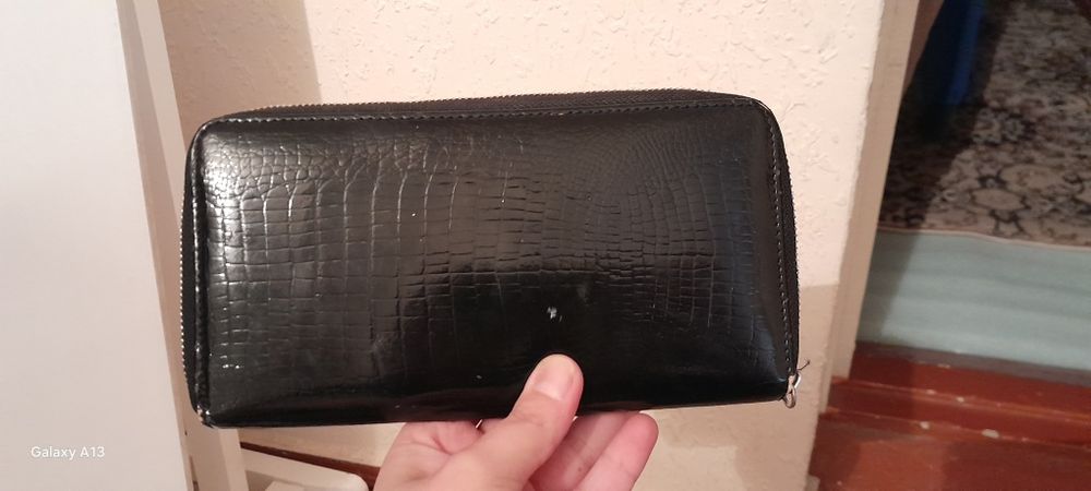 Кошелёк yaxwi firmaniki sal eskiroq tutilgan yaxwi holatda