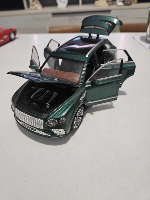 Macheta Bentley Bentayga , scara 1 : 24