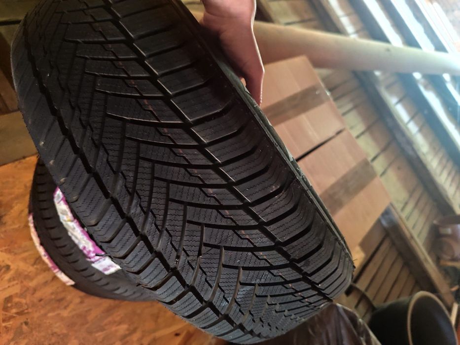 Vând set 4 anvelope de iarnă Taurus 205/60 R16