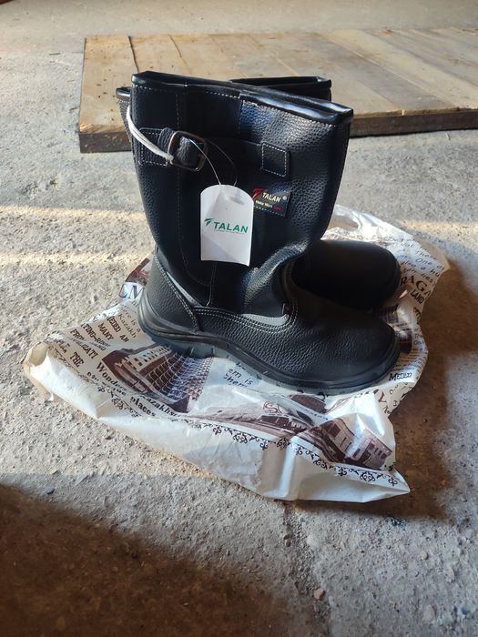 Зимний спецовка и герзовыйе ботинки