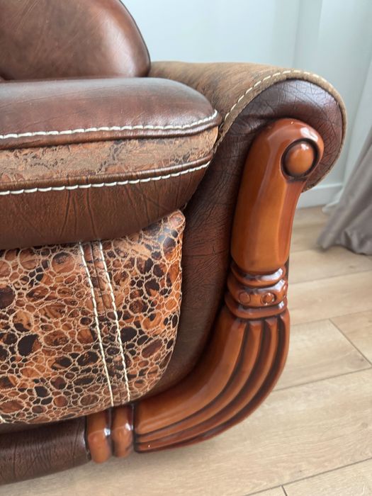 Кожаный диван для зала