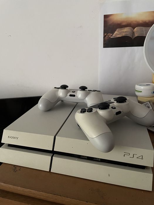 Продавам PlayStation 4