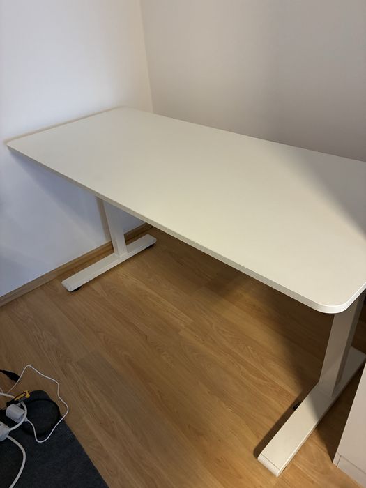 Vand birou reglabil pe inaltime